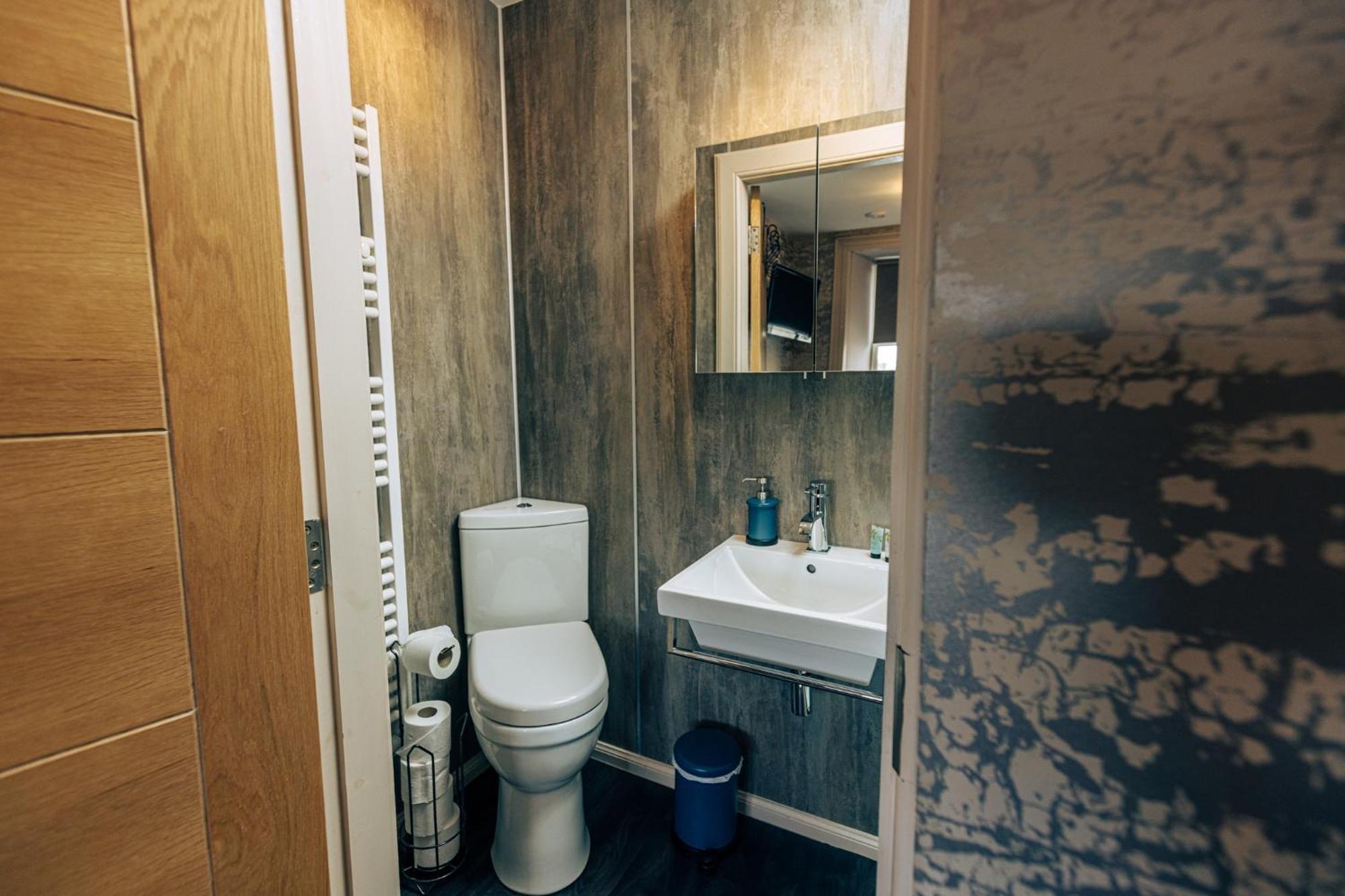 The Tower Gastro Pub & Apartments Crieff Room photo